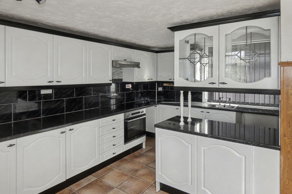 Property photo 3 of 8 Stroud Crescent - Kitchen Diner