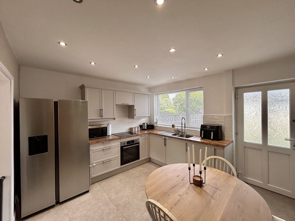 Property photo 2 of 13 Fitted Kitchen