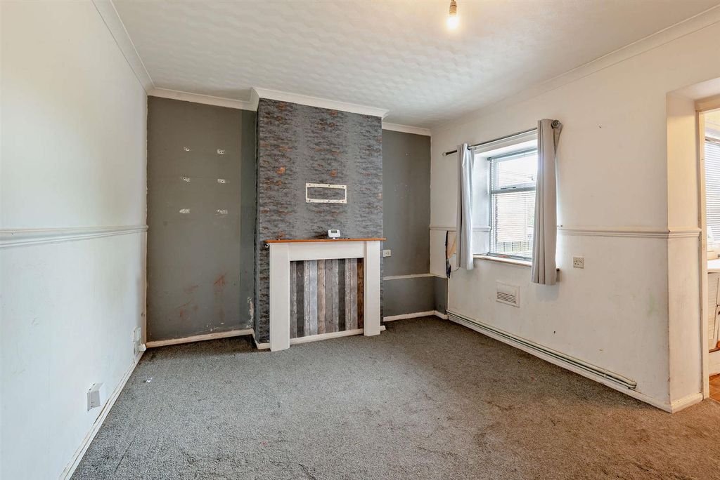 Property photo 3 of 15 8647546-Interior05-800.Jpg