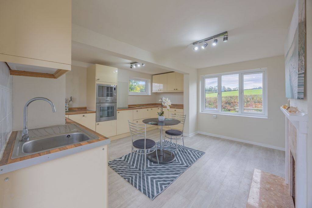 Property photo 2 of 14 Ewemove Taunton Nethercott Way (2)