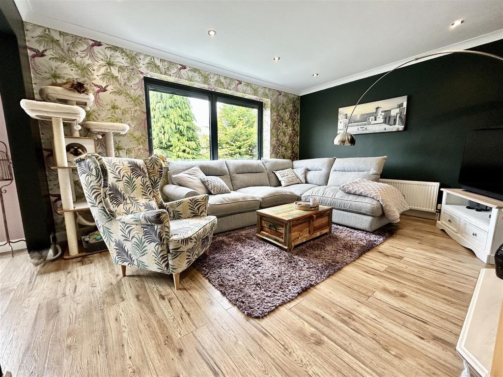 Property photo 2 of 28