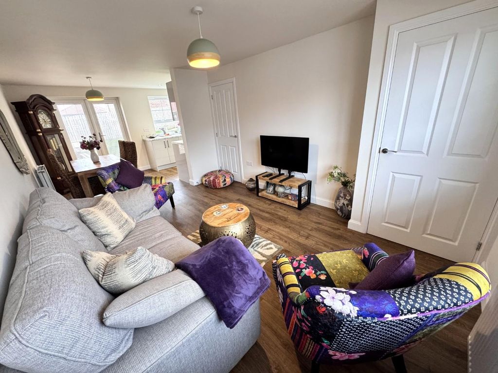 Property photo 3 of 32 Lounge