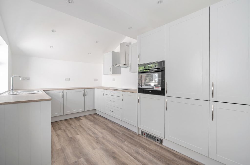 Property photo 2 of 13 1508549-15-6A7Db0...