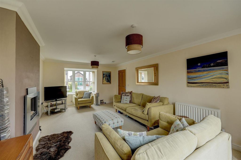 Property photo 3 of 20 Lounge