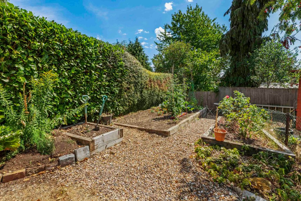 Property photo 3 of 18 20 Barnhill Close, Sl7 3Ha (Low Res)-3