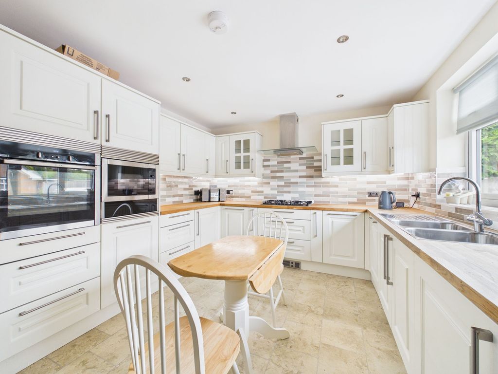 Property photo 3 of 19 Breakfast Kitchen