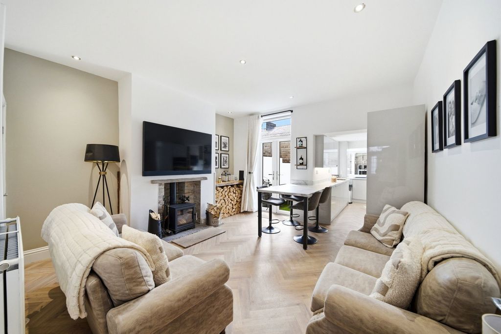 Property photo 2 of 34