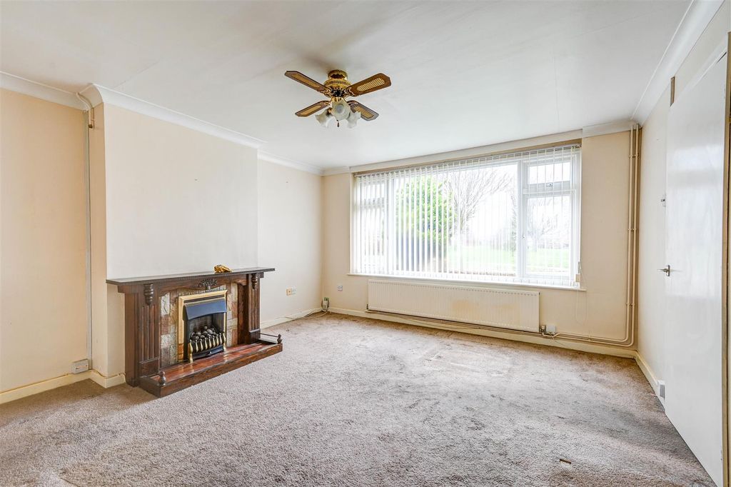 Property photo 3 of 11 Lounge.Jpg