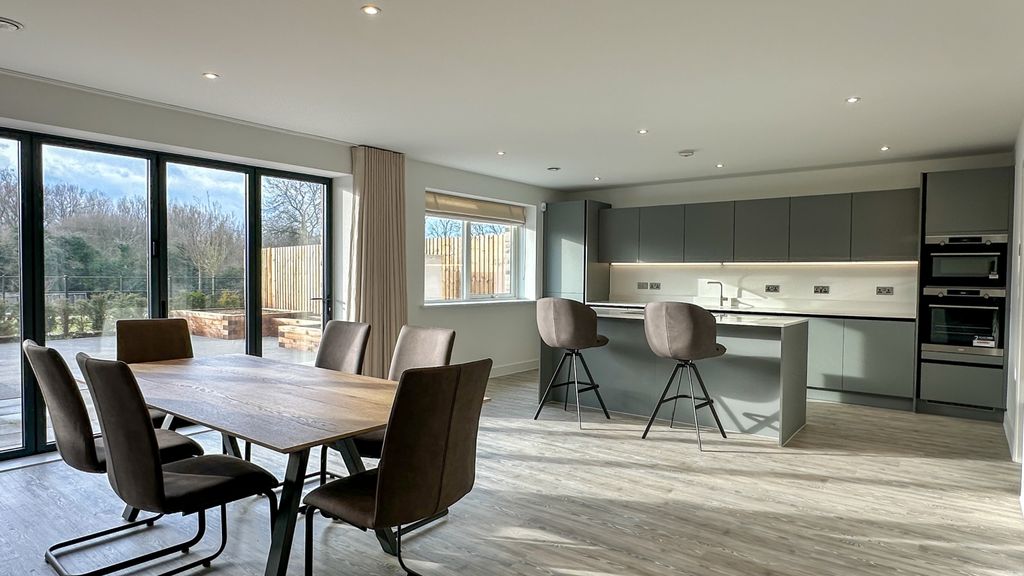 Property photo 2 of 24 Kitchen