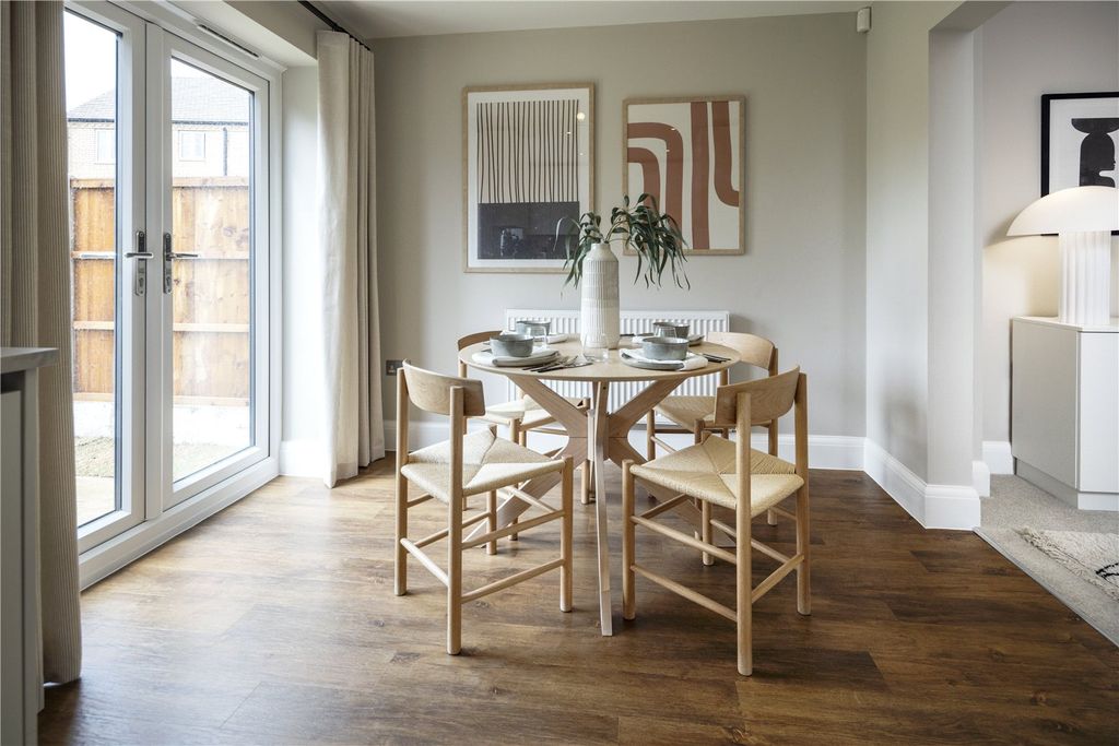 Property photo 3 of 10 Show Home