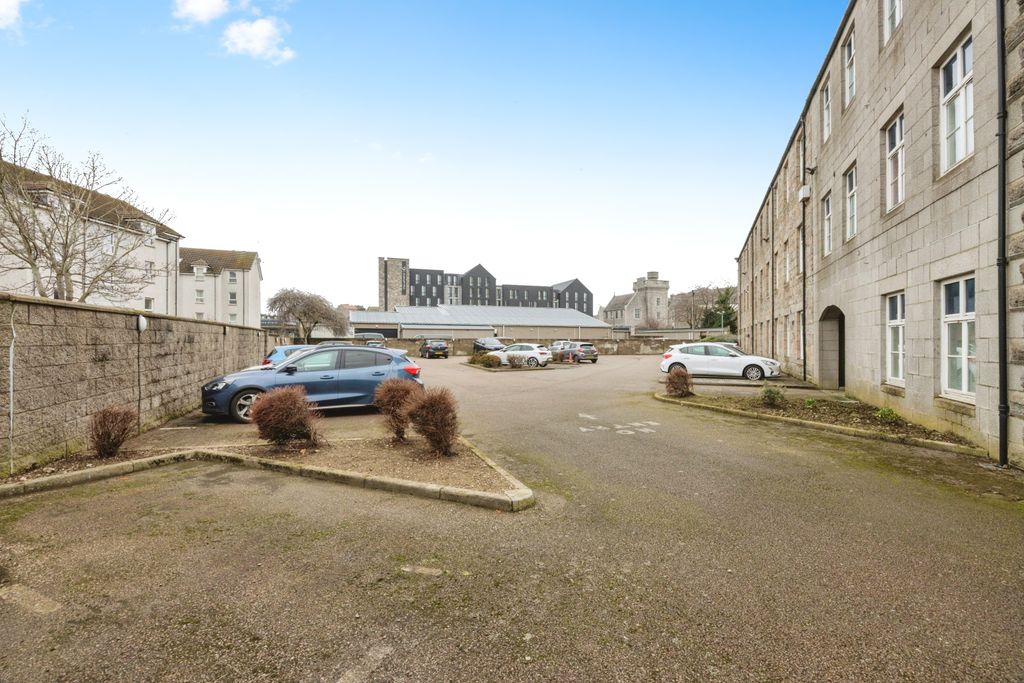 Property photo 3 of 17 Parking