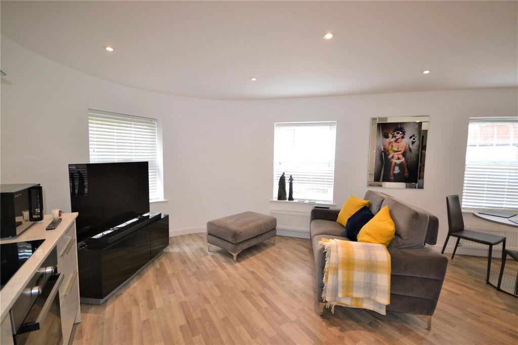 Property photo 3 of 6 Lounge