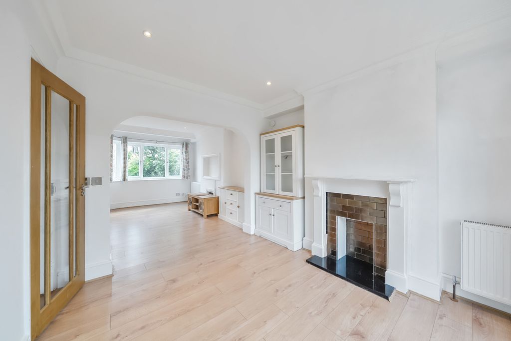 Property photo 3 of 20 1301974-8-683d725...
