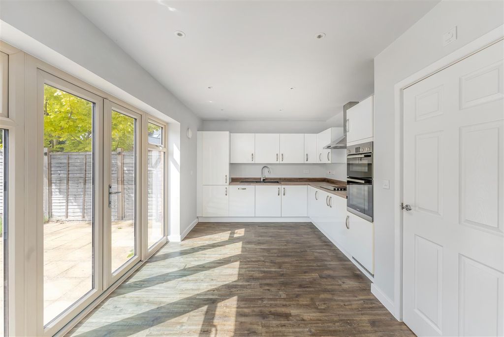 Property photo 2 of 13 26 George Parish Road, Banbury-7.Jpg