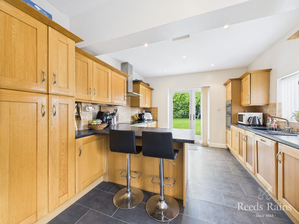 Property photo 3 of 31 Breakfast Kitchen