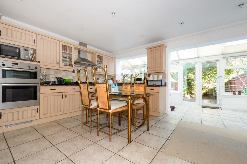 Property photo 2 of 10 Kitchen