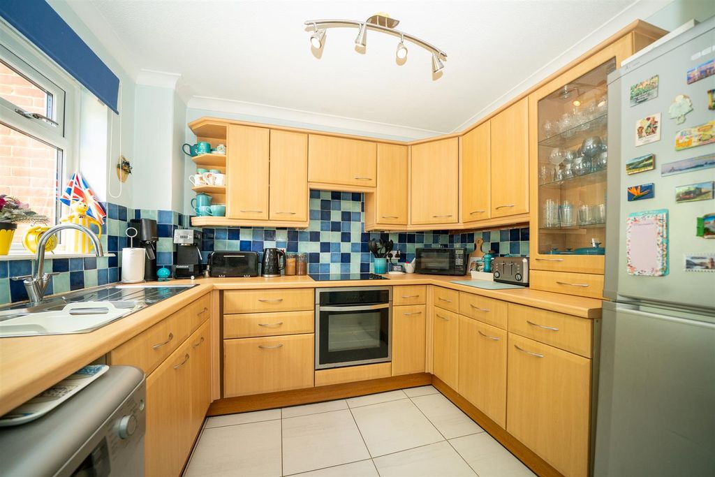 Property photo 2 of 11 Kitchen
