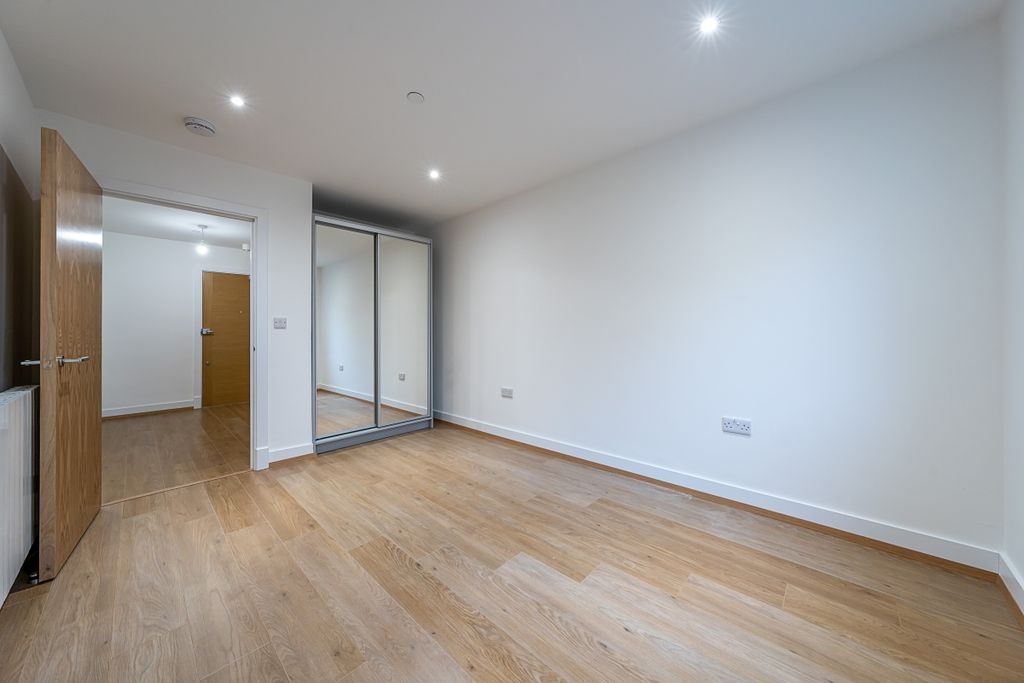 Property photo 1 of 8 Flat-72-Whyteleaf...