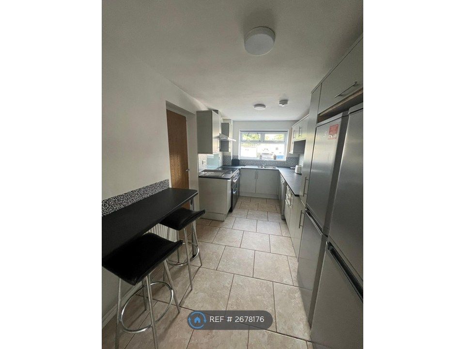 Property photo 2 of 11 Kitchen