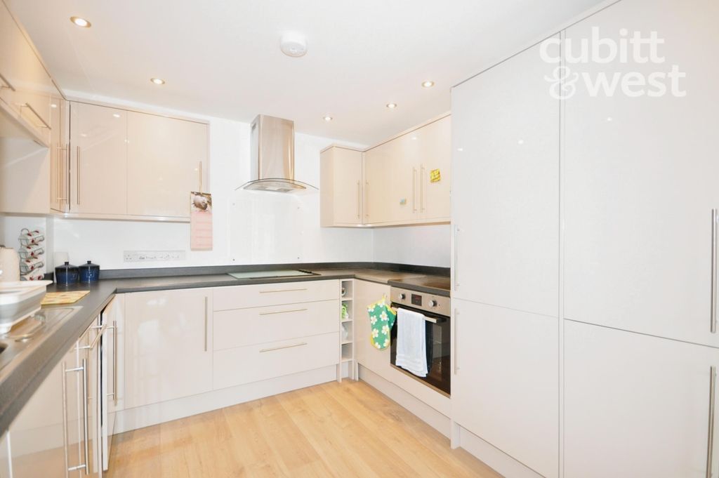 Property photo 2 of 10 Kitchen