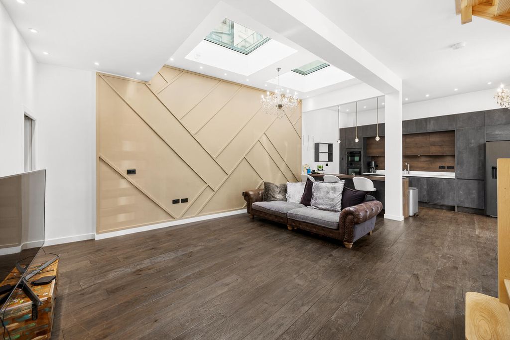 Property photo 1 of 20 Living Room