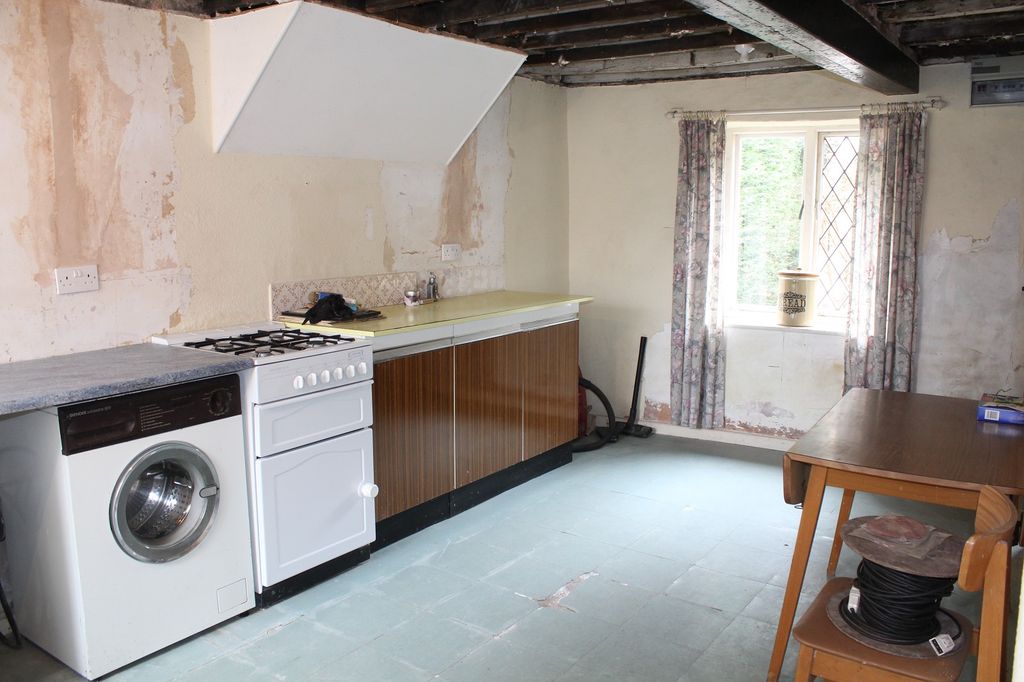 Property photo 3 of 12 Fitted Kitchen Picture 2