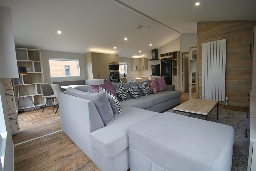 Property photo 2 of 19 liv2 (23).Jpg