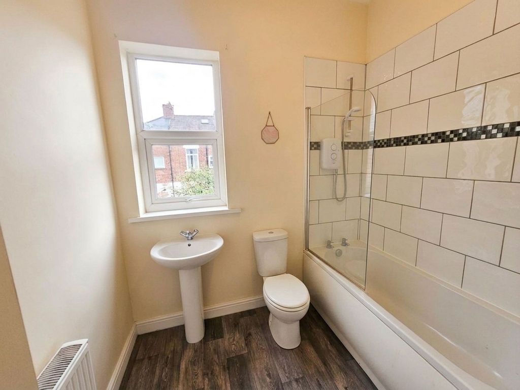 Property photo 2 of 10 Bathroom