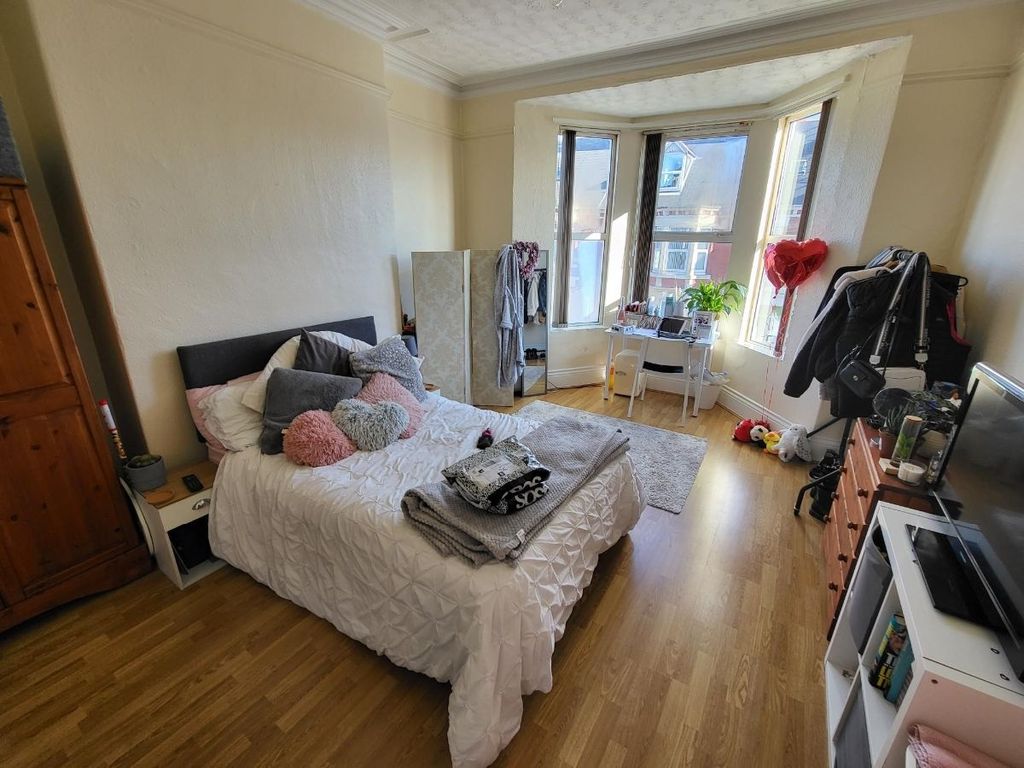 Property photo 1 of 7 Bright Double Bedroom Featuring A Large Bay Window...