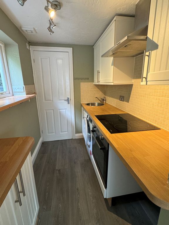 Property photo 3 of 5 6 Manor Row, Dawlish - Kitchen