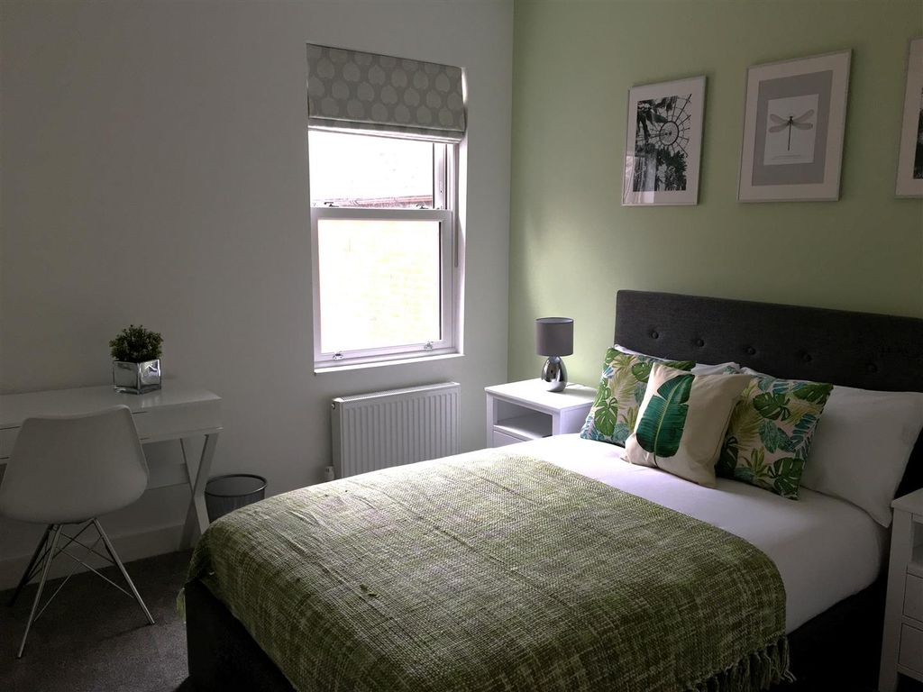 Property photo 2 of 18 Bedroom