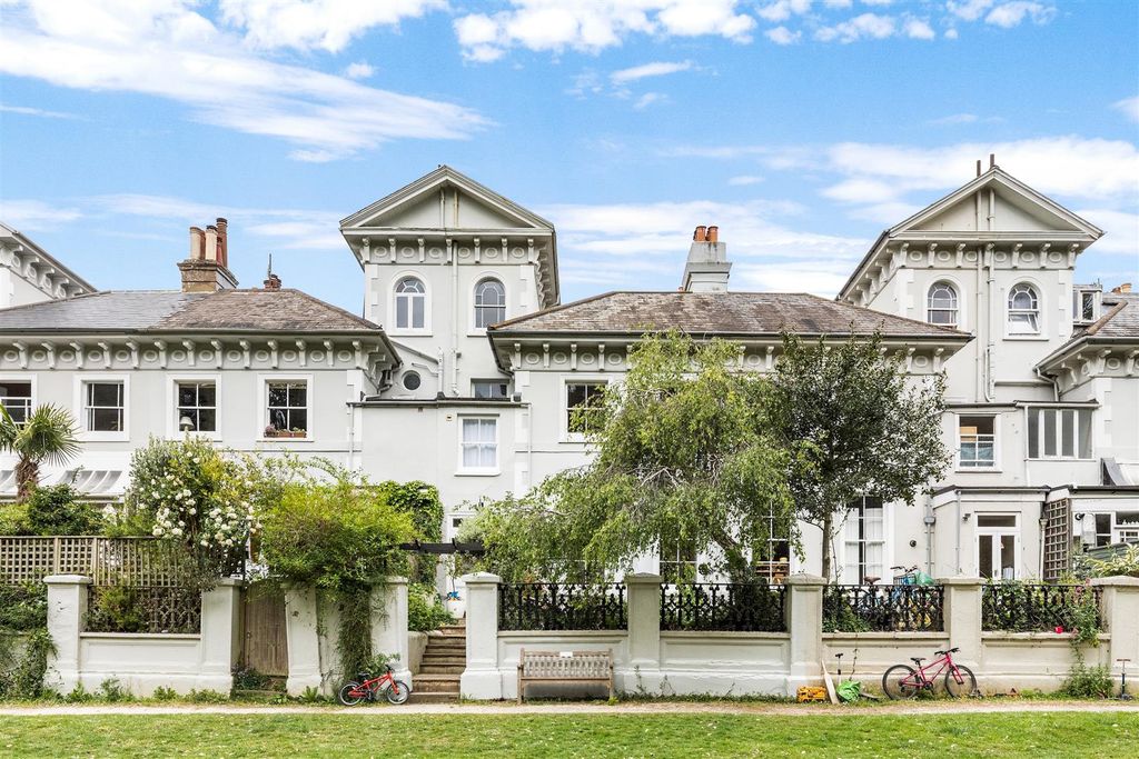 Property photo 1 of 16 Park Crescent Terrace-29.Jpg