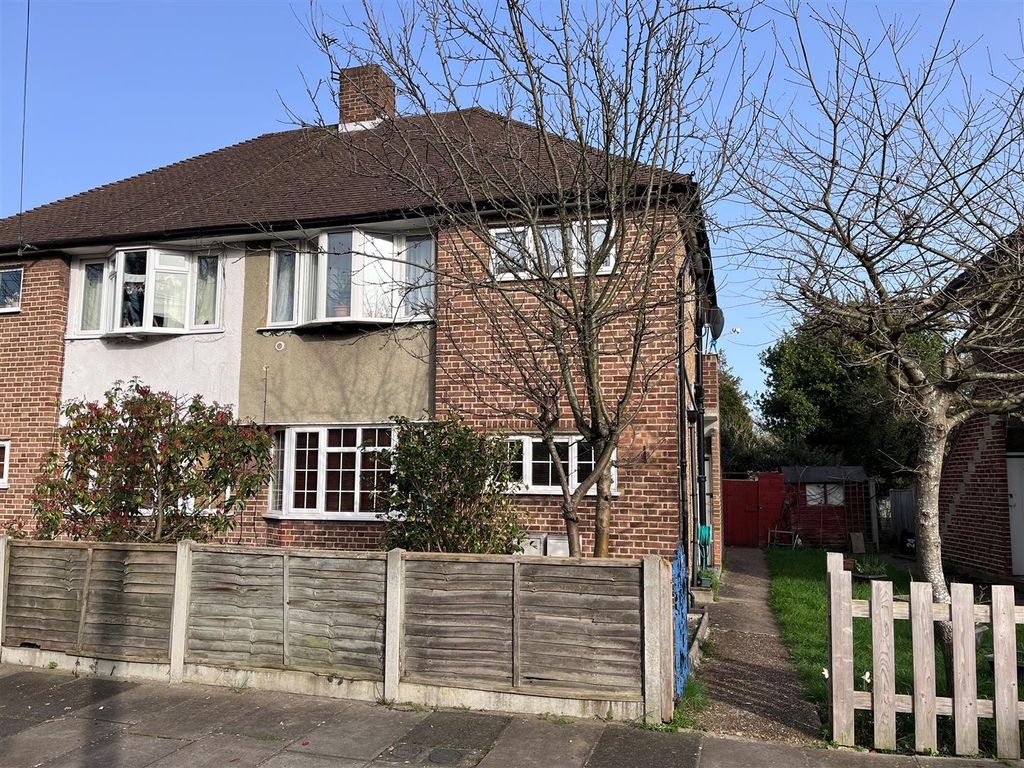 Property photo 1 of 10 28 Bramley Close A.Jpg