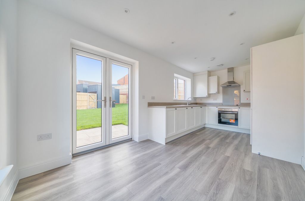 Property photo 2 of 11 1397120-24-695E80...