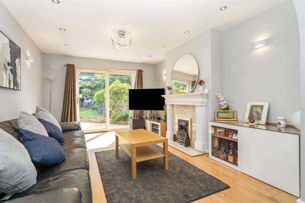 Property photo 2 of 15 30 Cambridge Avenue_10.Jpg