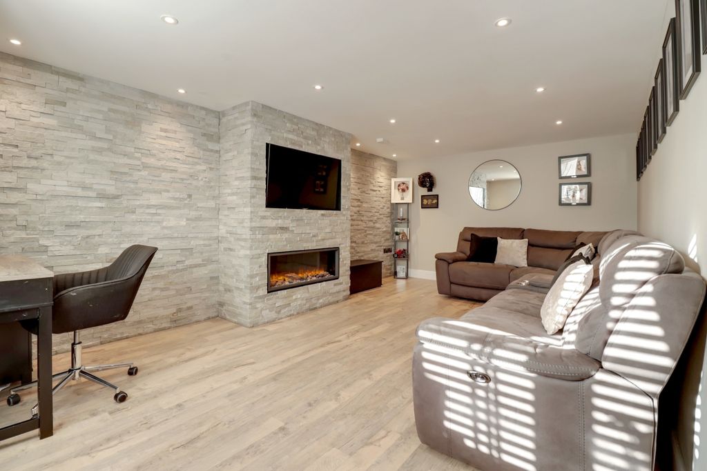 Property photo 2 of 16 Sitting Room
