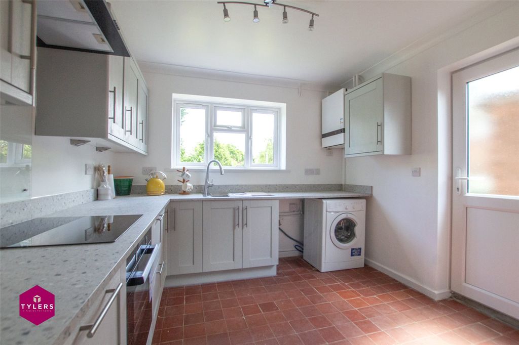 Property photo 2 of 17 Kitchen