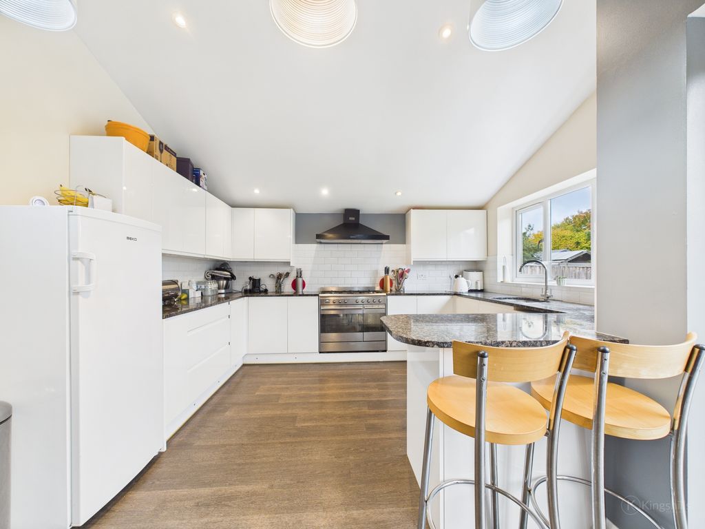 Property photo 3 of 12 Cam02136G0-Pr0479-Still007