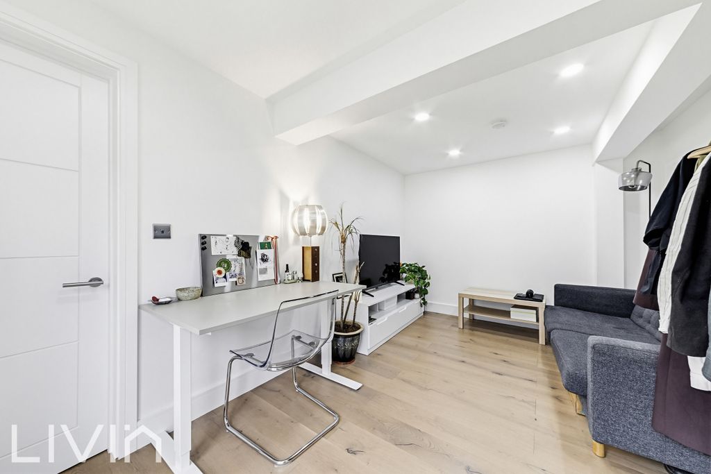 Property photo 1 of 8 4