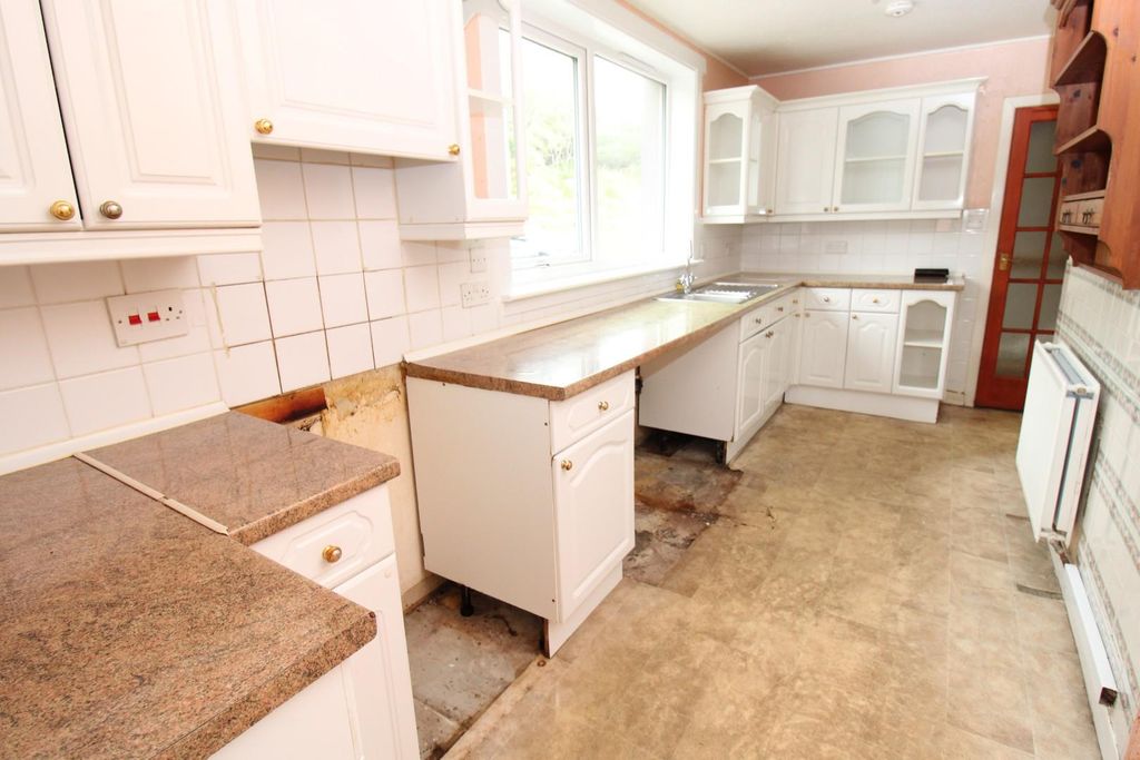 Property photo 3 of 17 Kitchen.Jpg