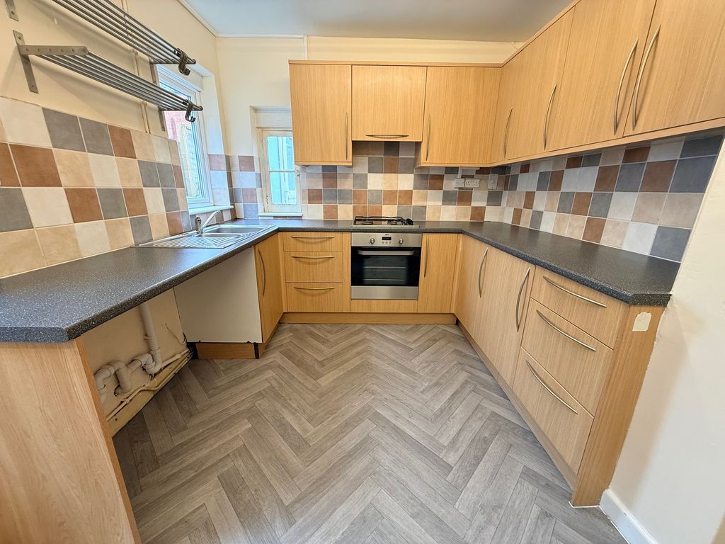 Property photo 3 of 11 Kitchen