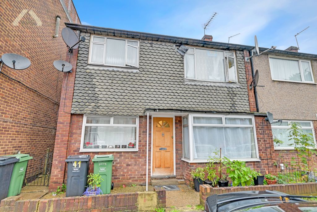 Property photo 1 of 15 Three Bedroom Ground Floor Flat In Tottenham