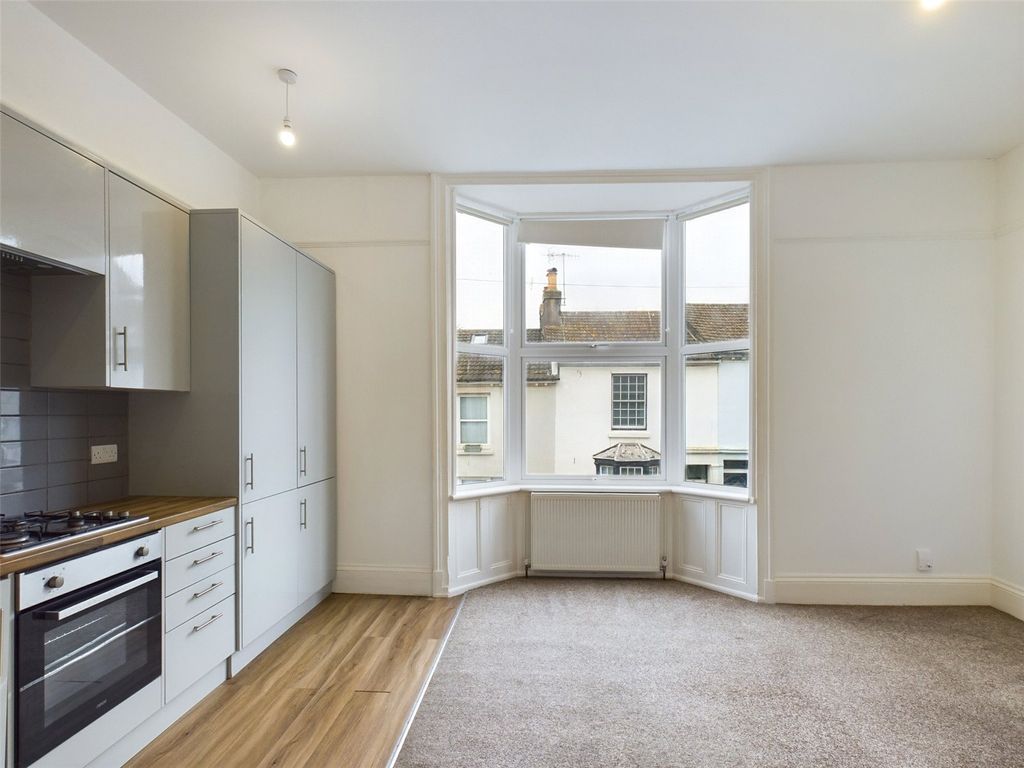 Property photo 2 of 18 Kitchen/Lounge