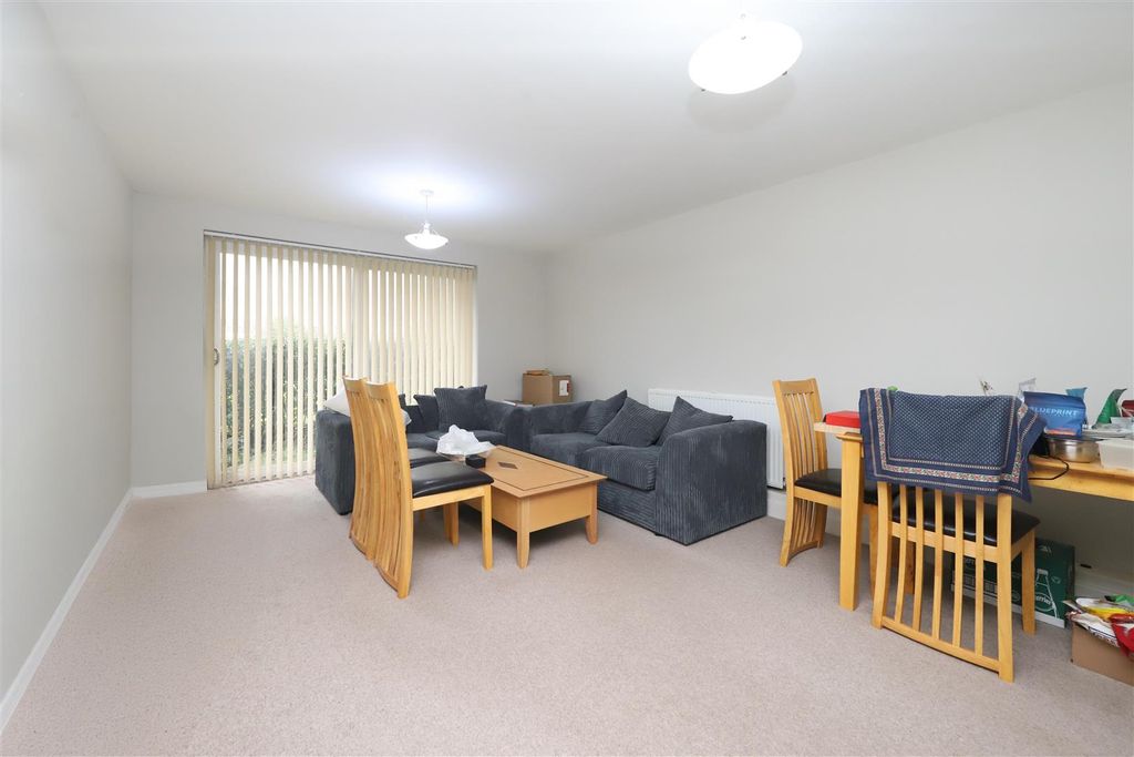 Property photo 3 of 8 Lounge