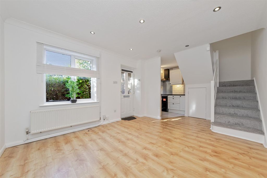 Property photo 3 of 17 18Tilsworthwalk-8.Jpg