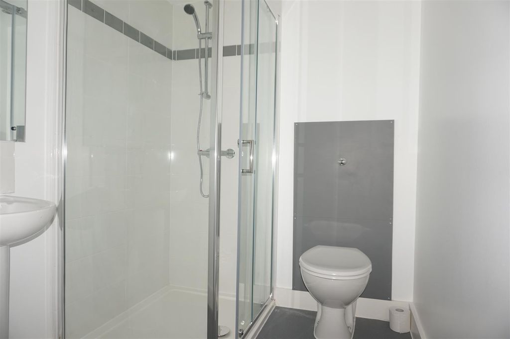 Property photo 1 of 6 Bathroom.Jpg