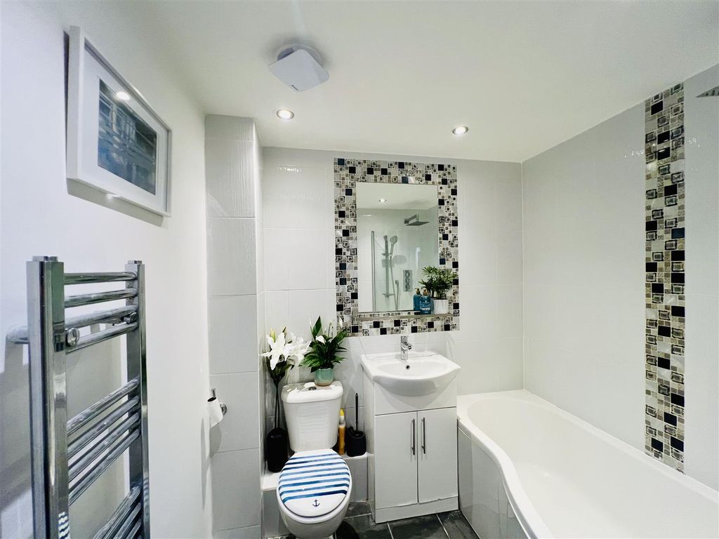 Property photo 2 of 7 Sharing Bathroom