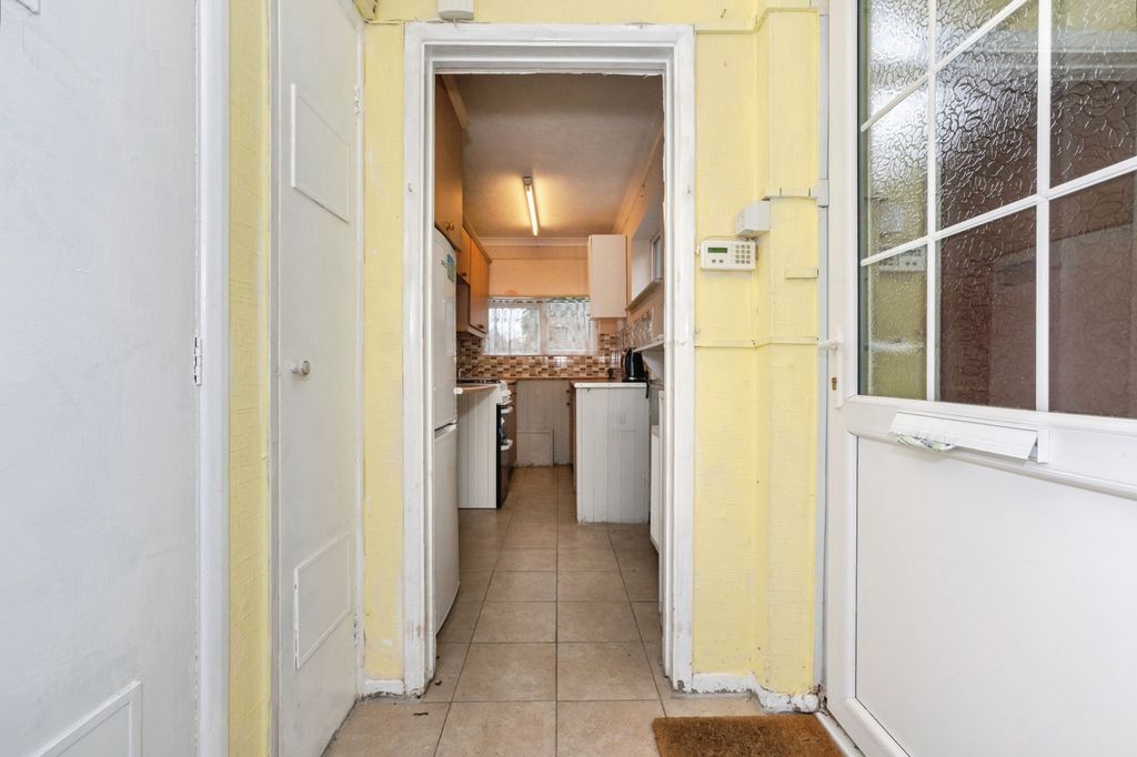 Property photo 3 of 19 Kitchen