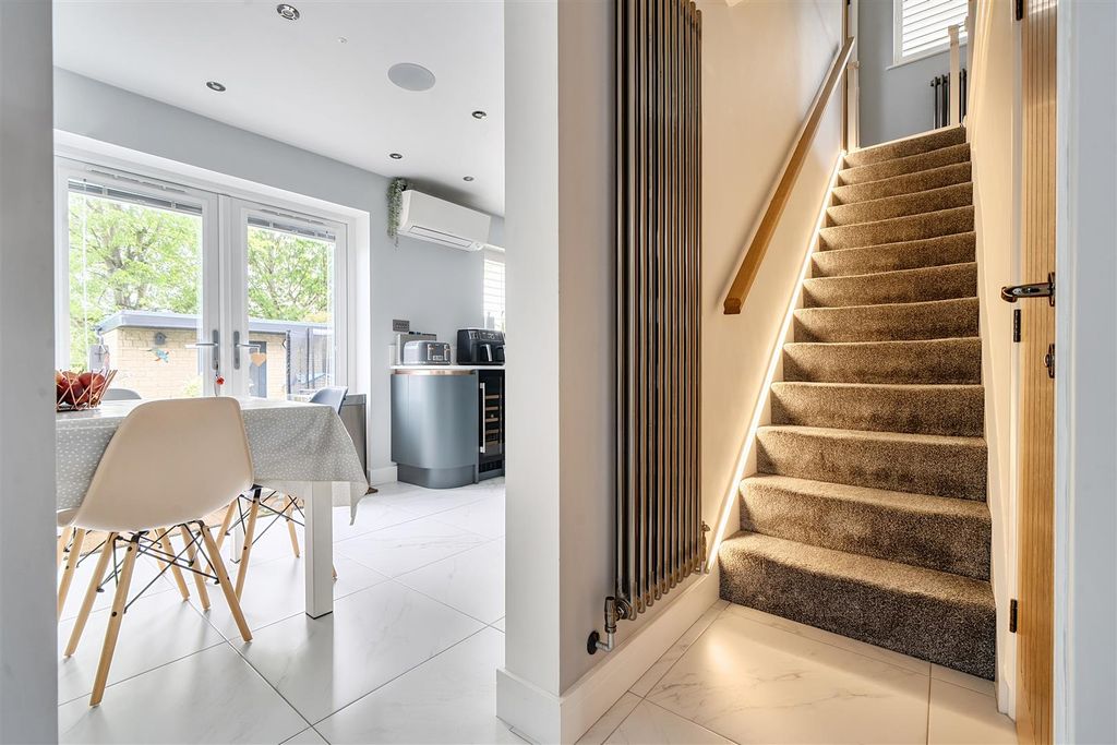 Property photo 2 of 21 Entrance Hall