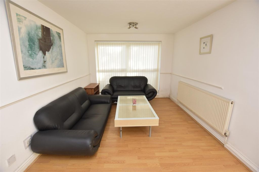 Property photo 1 of 7 Approach